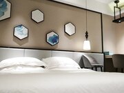 今日首播足疗店勾搭女技师带回酒店操逼