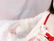 白嫩美妞拿出假屌乳胶吸吮掰开小穴插入