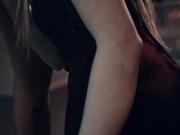 人妖跪地主动深喉吃鸡巴站立后入扭动屁股迎合