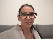 超瘦的女朋友等着被揍屁股