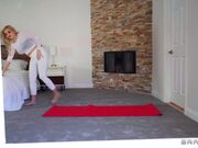 金发碧眼的米尔夫·凯蒂·詹接受了邮递员凯尔·梅森的按摩