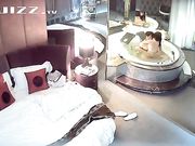 情趣酒店水滴摄像头偷拍健壮男和美女洗完鸳鸯浴激情啪啪对白清晰