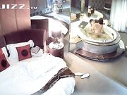 情趣酒店水滴摄像头偷拍健壮男和美女洗完鸳鸯浴激情啪啪对白清晰