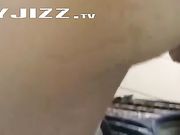 母子乱伦 坐火车回老家在列车的厕所草妈妈的骚逼 对白淫荡