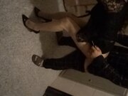 骚货娘们夜晚寂勾搭邻居到顶楼打炮姿势淫荡