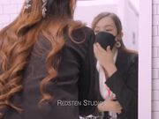 H奶同事在男厕自慰被男同事抓到无奈被迫来一炮