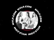 妈妈交换 性感的米尔夫荡妇向她的闺蜜和性感的男孩展示她的继子