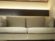 苗条妹子沙发舌吻调情坐在身上张开双腿摸逼