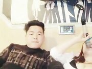 小胖去ktv一边唱歌往小姐胸腿上啪啪