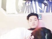 小胖去ktv一边唱歌往小姐胸腿上啪啪