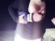 大半夜车震到野外 车前灯前尿尿 在车内玩大黑牛自慰 灯前撸管口交抱起来打桩