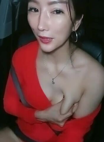 约炮土豪粉丝停车场偷情玩刺激 穿着衣服站炮猛操 差点被发现 高清源码