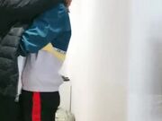 风骚少妇户外勾搭小伙搞的浴火焚身赶紧回家啪啪 进门就亲上了脱光衣服吃奶子草嘴