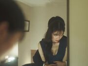 一个严肃的已婚女人在约会应用程序上遇到一个年轻人 然后疯狂地做爱星宮一花2