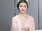 九头身168CM极品尤物 古风装扮超诱人 白丝美腿吸吮大屌 骑乘位爆操骚穴