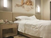 高素质外围妹子沙发舌吻调情舔屌口交侧入