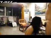 很霸气的爷们在客厅抱着露脸媳妇的头把嘴当逼洞猛插