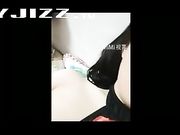 网红脸蛋气质美女主播摸逼呻吟男朋友居然在旁边玩手机害我鸡巴硬邦邦了一晚上