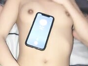 00后苗条身材妹子和男友啪啪 撸硬躺着抽插边操边和别人语音聊天