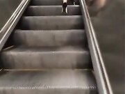 干了我不敢干的事，色胆包天重磅推荐【团队协作地铁公交围猎少女少妇】三人把很美的少女顶臀吓哭了 好害怕！