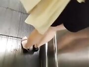 干了我不敢干的事，色胆包天重磅推荐【团队协作地铁公交围猎少女少妇】三人把很美的少女顶臀吓哭了 好害怕！