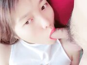 妹妹让小哥哥舔逼水好多鸡巴送她嘴里让她舔