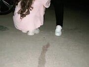 两个骚女深夜驾车户外 没穿内裤塞着跳蛋 蹲着野外尿尿 深喉插嘴吐了