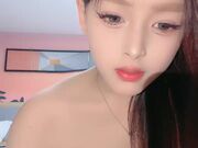 红唇妖艳漂亮小姐姐 头套炮友激情操逼 跪着舔屌口交 拉手后入撞击1