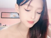 红唇妖艳漂亮小姐姐 头套炮友激情操逼 跪着舔屌口交 拉手后入撞击1