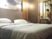 回归风衣妹子 调调情慢慢脱掉衣服 口交舔弄掰穴抬腿侧入2