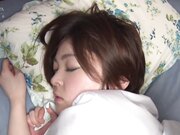 通过将勃起的鸡巴刺入洛丽塔最低限度情色身体来传授性爱滋味3