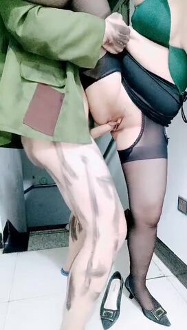 剧情演绎要命的嫂子楼道里勾引要饭的傻子 揉奶玩逼口交大鸡巴