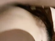 穿着黄色战袍的骚货酒店让大哥草 一边舔鸡巴一边跟狼友撩骚 骚逼水多淫水亮晶晶