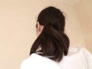 她欢迎弯曲的阴茎进入她剃光的阴户 并向下摆动臀部1