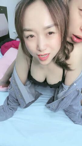 说是亲姐弟 乱伦操逼大战 掀开被子 里面穿着开档黑丝1