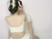 风骚小婊妹让小哥亲着小嘴玩奶子摸屁股慢慢扒光给狼友看1