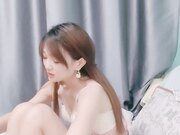 白嫩贫乳多毛粉穴 坐在桌子上操 落地窗边骑坐2