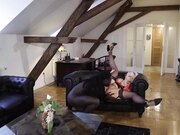 天使维基拿出他的大黑鸡巴并要求他将其放入她的屁股