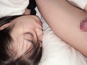 一个穿制服的女孩在邻居的垃圾房里被一个气味怪异的中年男人怀孕了2