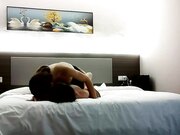 今天找了个人操她 撩下内衣奶子一手抓 吸吮舔屌翘美臀 张开双腿爆插2