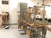 鸡巴插入她湿透的阴户 她握紧活塞 仿佛它深入她的阴道 1