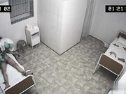 口味较重一骚妇勿进黑诊所被裸体水管冲到尿失禁趴开屁眼