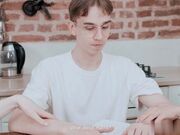 一对白嫩青春的俄罗斯学生妹和小鲜肉复习一半就来性了摸胸撸管吃鸡巴