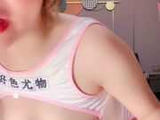 抓起大屌吸吮 一线天肥穴修过逼毛 第一视角后入大屁股1