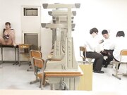 她拼命逃跑 却被男人掐住脖子并破口大骂 她放弃反抗2