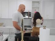 阿拉贝拉·拉斐尔为邻居的鸡巴而疯狂