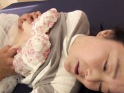 一个用柔软的长舌头和透明的手指轻轻刺激乳头和鸡巴的恶魔小荡妇