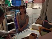 立即给一个用三个手指向你打招呼的美丽成熟的肥皂剧女士口交