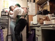 立即给一个用三个手指向你打招呼的美丽成熟的肥皂剧女士口交