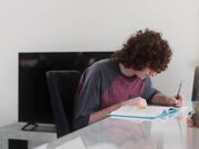 海莉 斯佩兹告诉继弟 我可以穿上性感的衣服 你几秒钟内就会操我